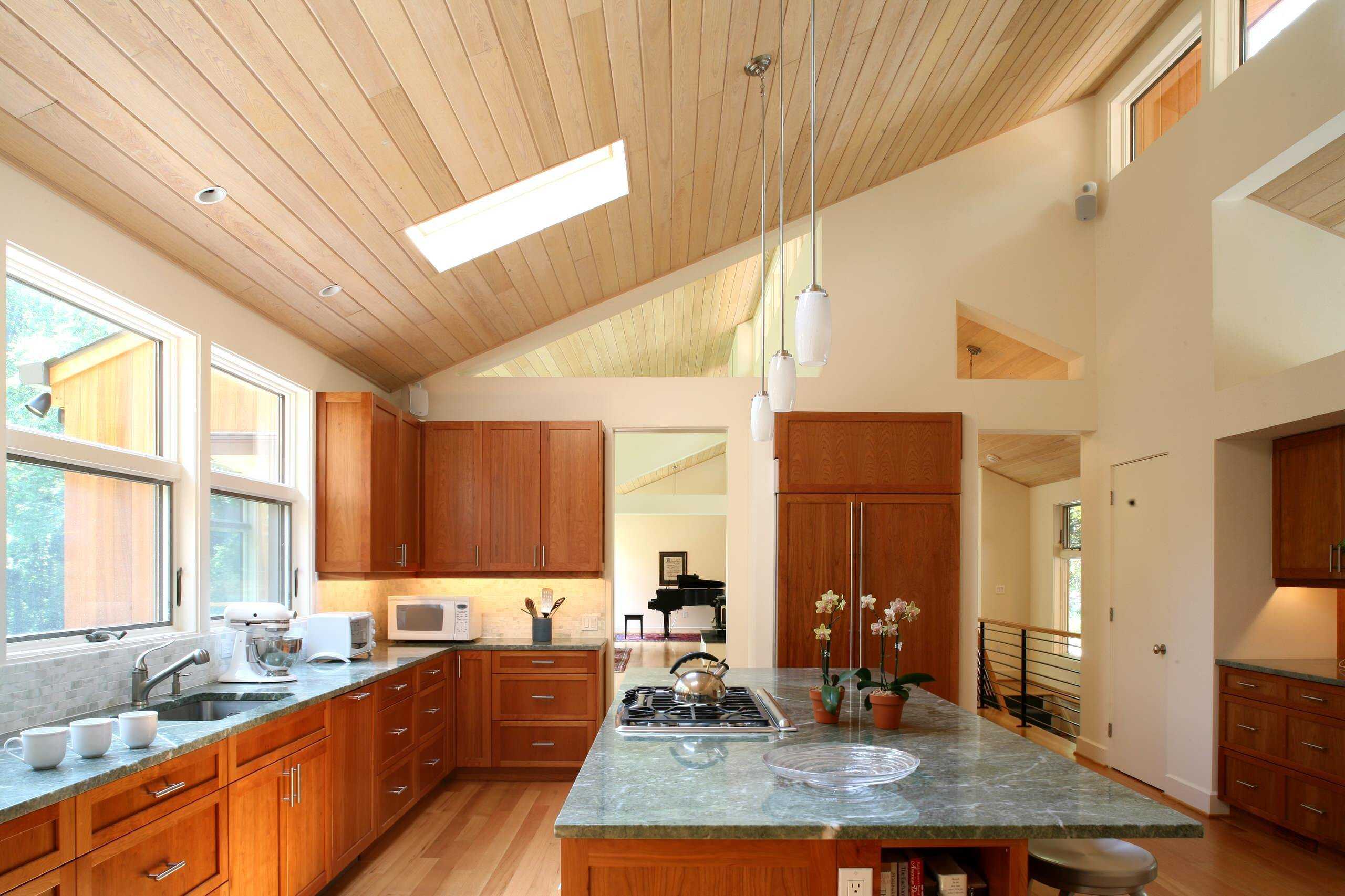 Чем отделать потолок на кухне?