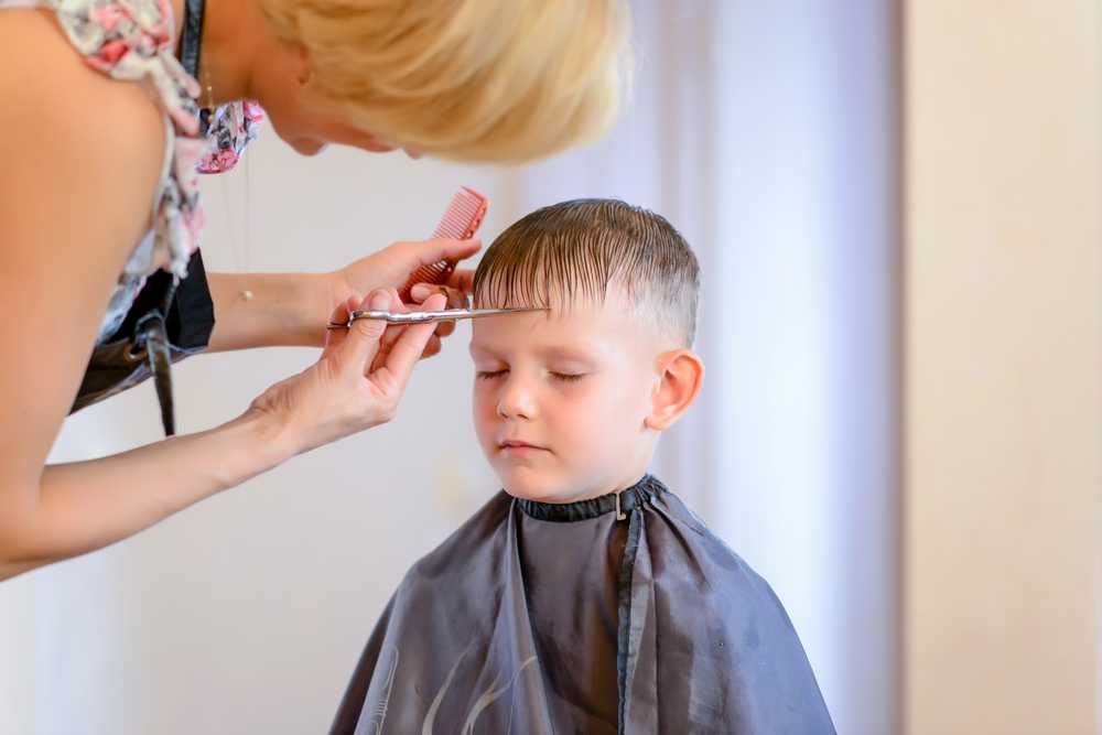 Как подстричь маму. Прически в парикмахерской для мальчиков. Парикмахер стрижет мальчика. Стрижка детей в парикмахерской. Стрижка ребёнка машинкой.