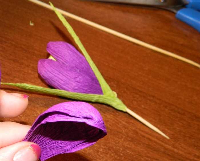 Цветок крокус из бумаги легко