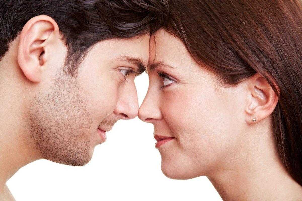 Зрительный контакт: почему люди боятся смотреть в глаза собеседнику, как научиться удерживать внимание, в том числе при разговоре между парнем и девушкой?
