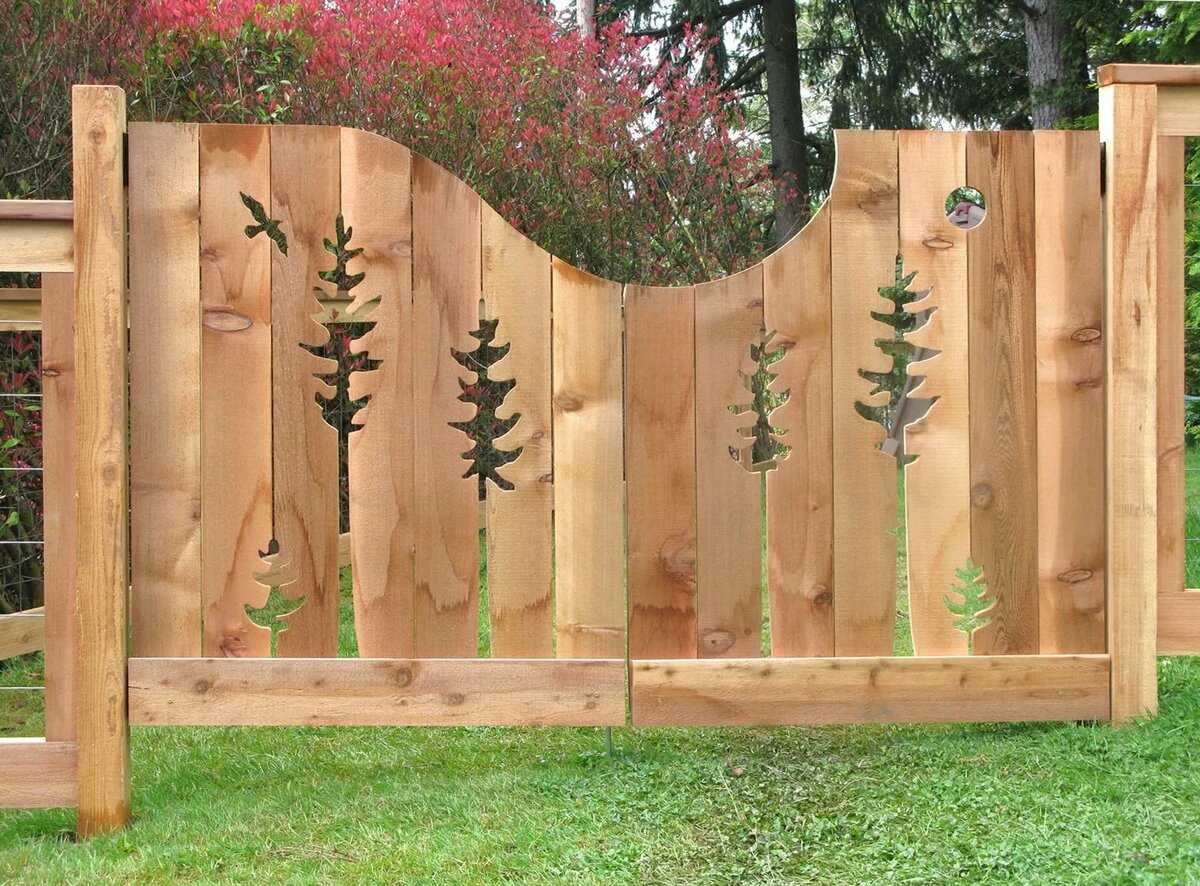 Строим забор из дерева своими руками