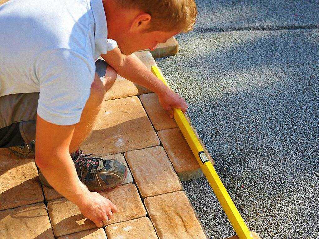Как выровнять площадку под тротуарную плитку: пошаговая инструкция