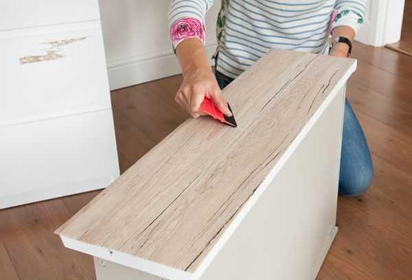 Как обклеить шкаф самоклеющейся плёнкой для мебели: пошагово с фото