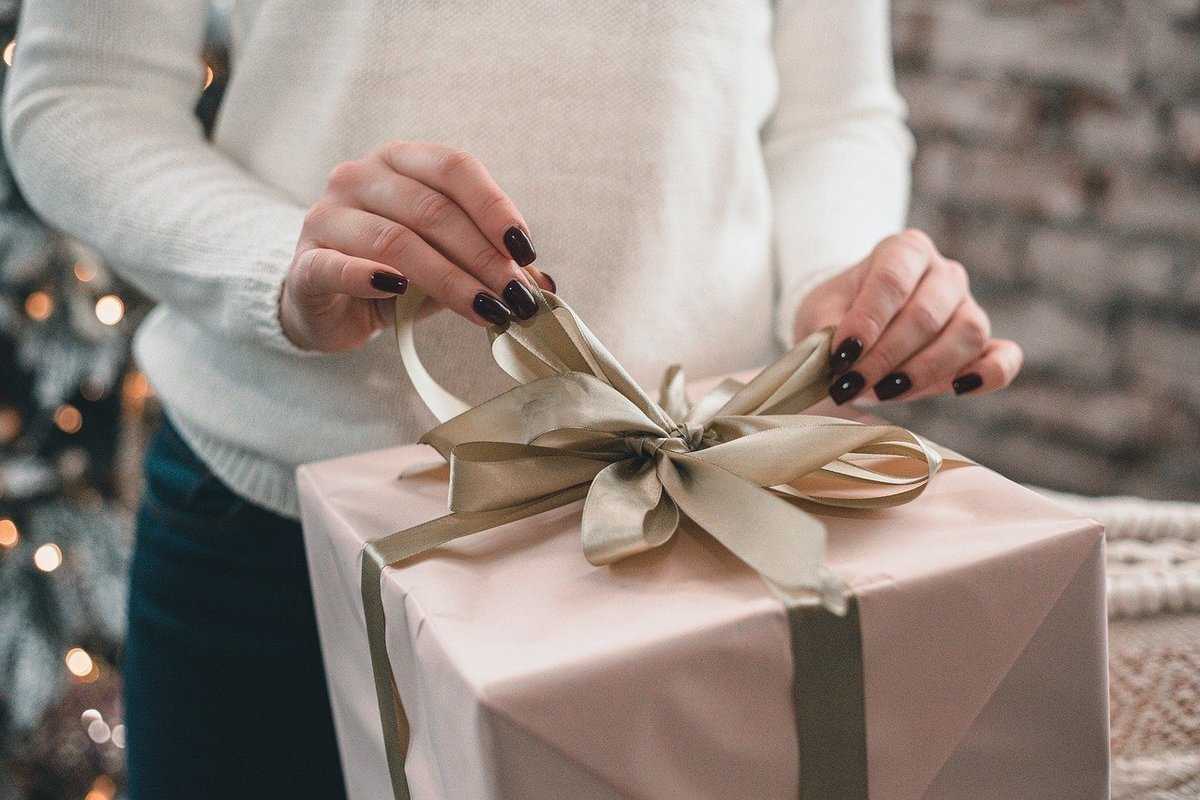 Что нельзя дарить на новый год мужчине женщине, приметы подарков