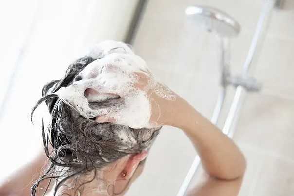 Выпадают ли волосы от частого мытья головы?