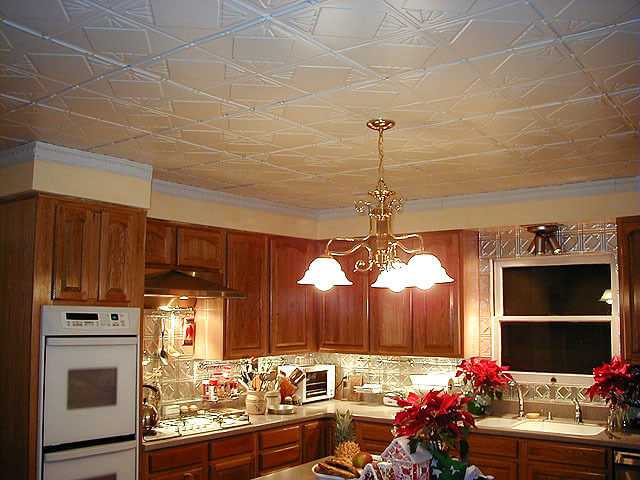 Потолок для кухни: реальные фото, разновидности, плюсы и минусы