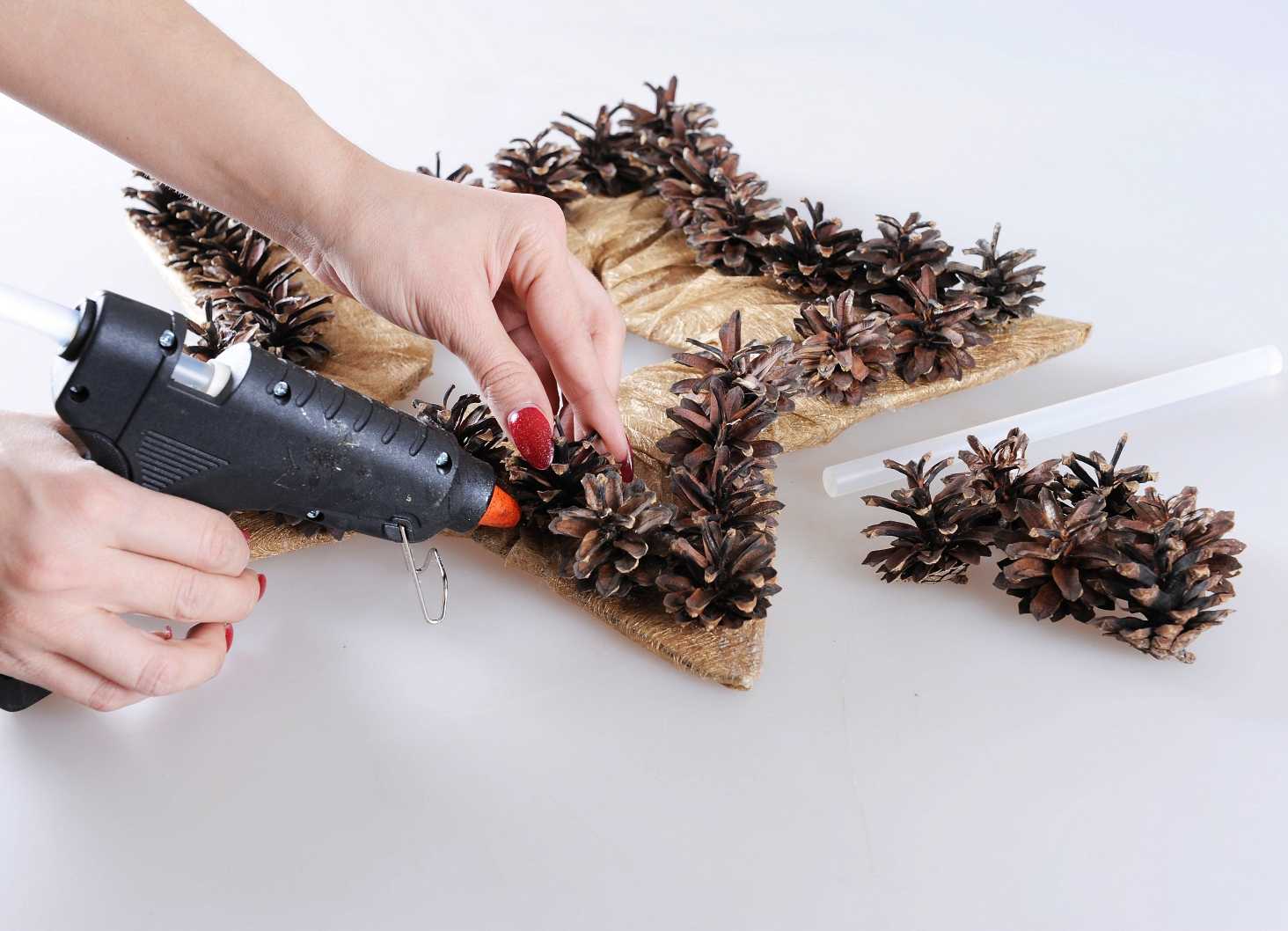 Как сделать своими руками новогодние цветы из гофрированной бумаги?