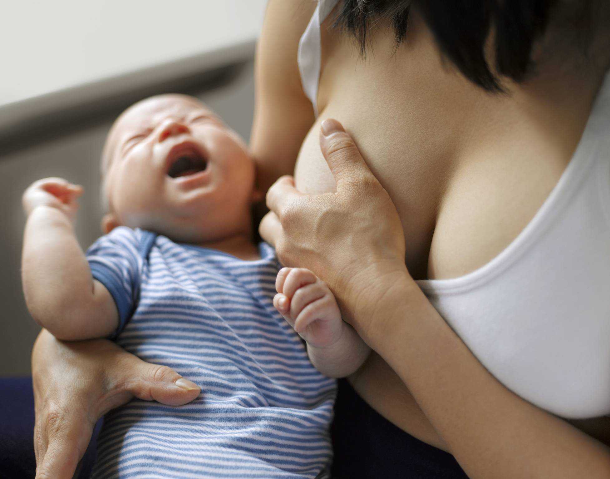 новорожденный отказывается брать одну грудь фото 10