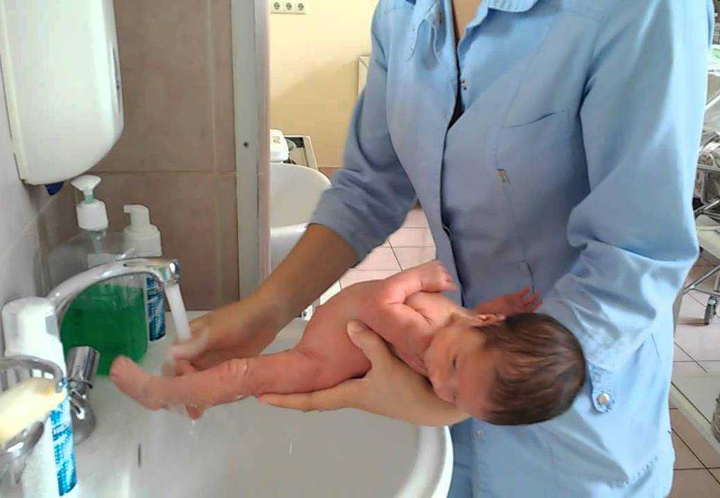 Уход за новорожденным мальчиком 👶 в первый месяц жизни: как правильно купать, видео