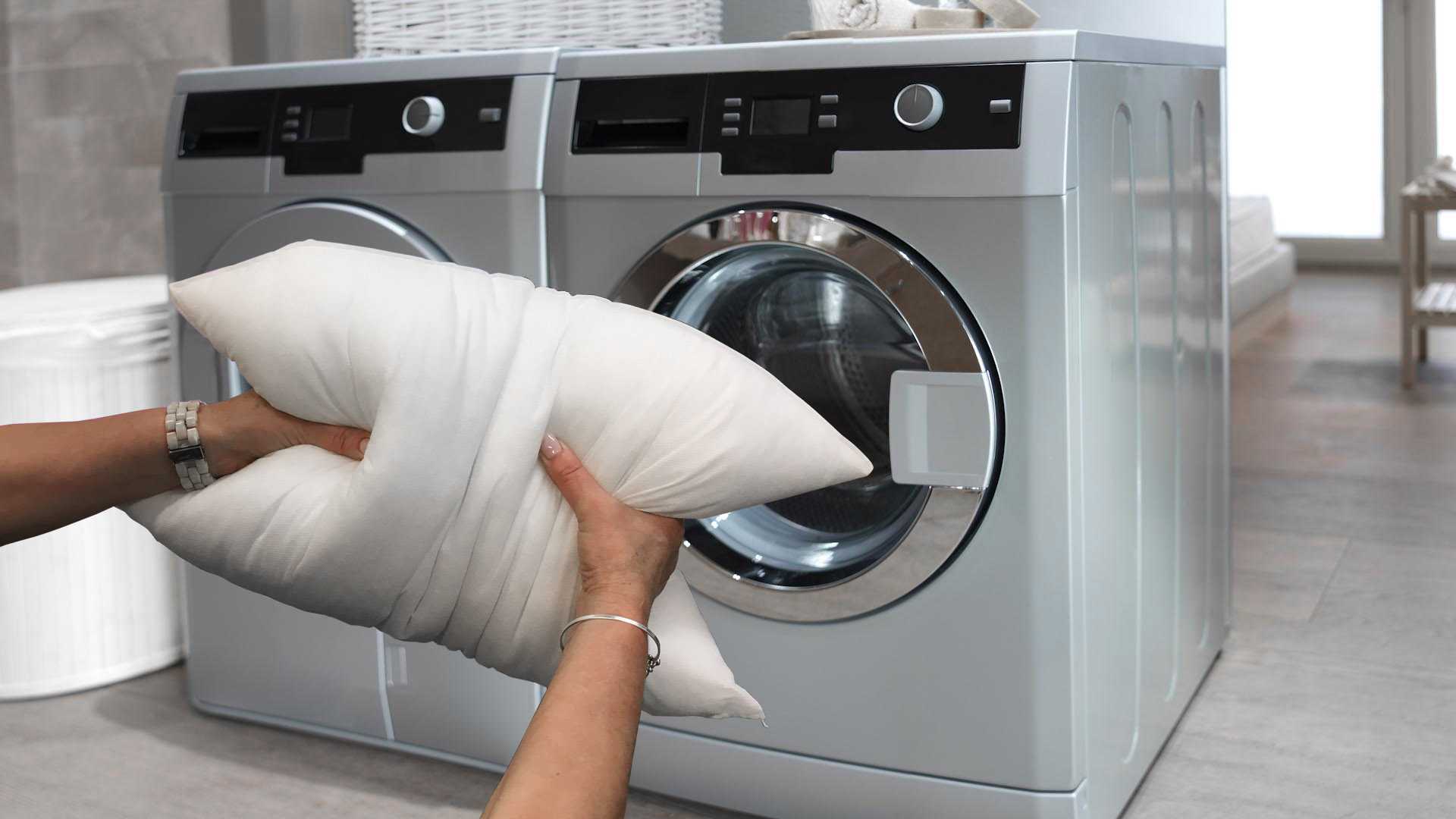 Как постирать подушку в домашних условиях (перьевые и из других материалов) и можно ли использовать стиральную машину-автомат