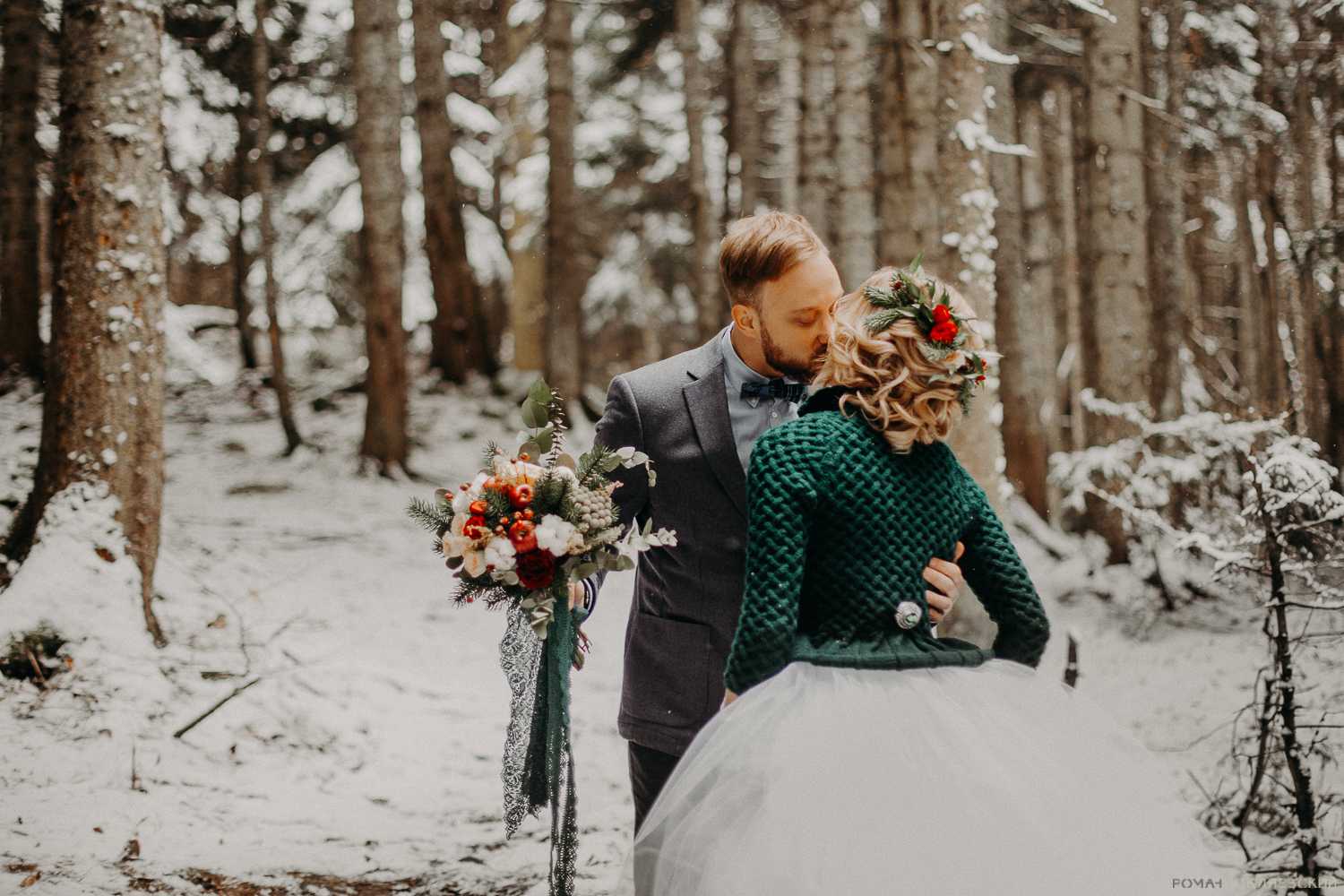 Свадебная церемония в зимнем лесу
