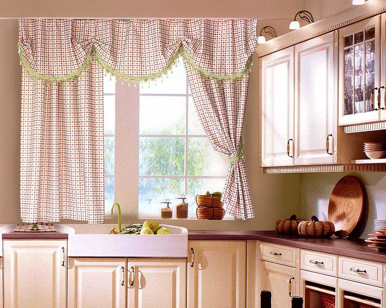 Оформление штор на кухне. Шторы на кухню. Занавеска для кухни. Дизайнерские шторы для кухни. Красивые шторки на кухню.