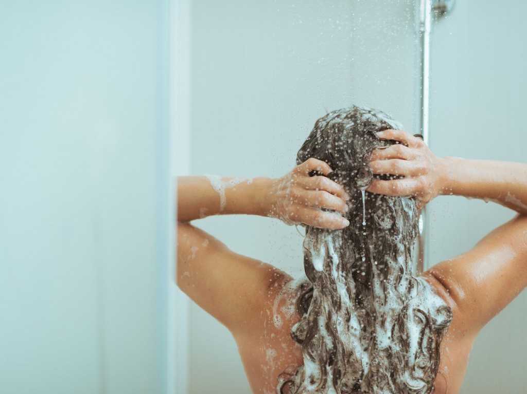 Приходится мыть голову каждый день, как приучить реже мыть волосы