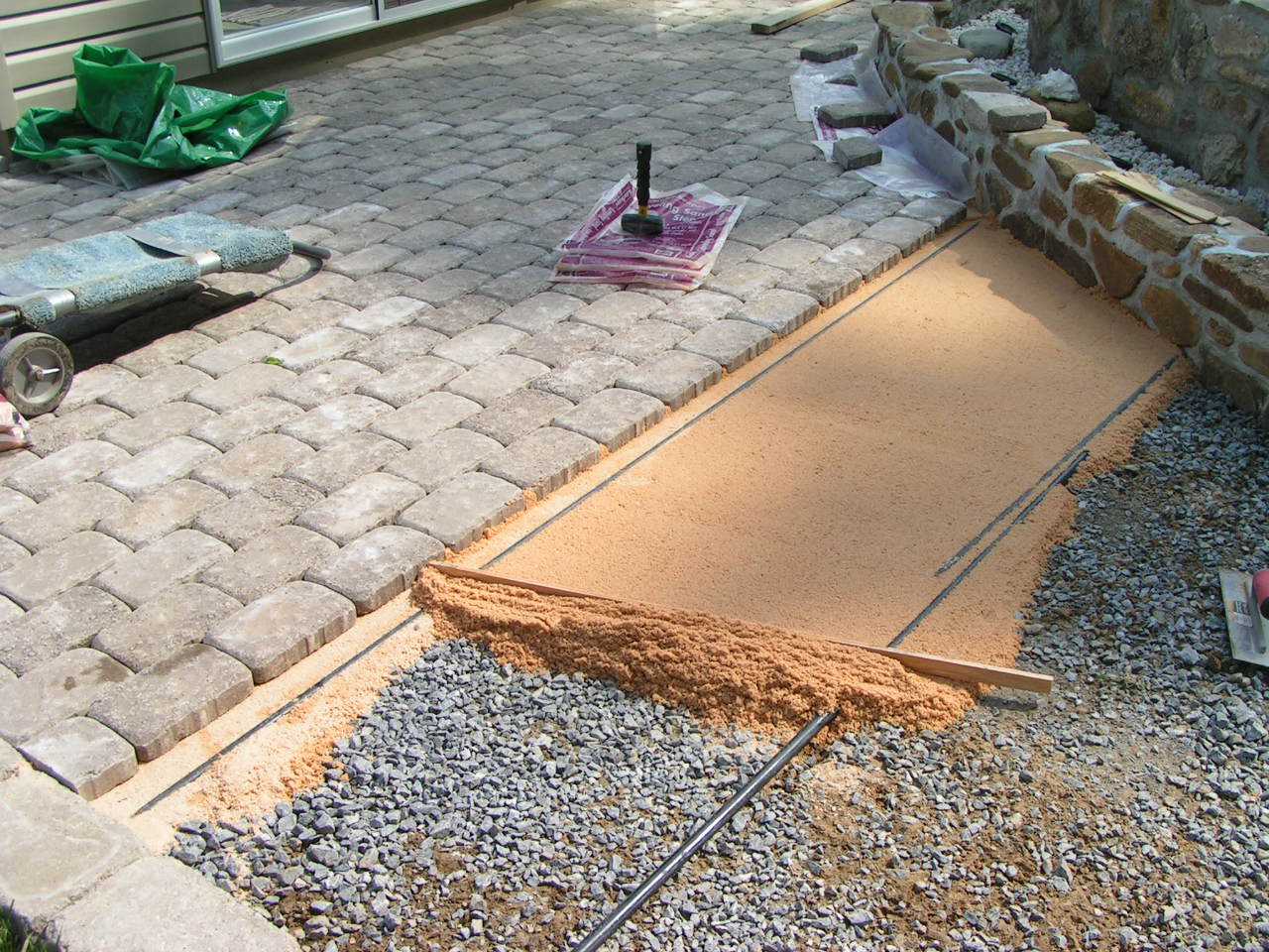 Укладка тротуарной плитки своими руками на песок с цементом - пошаговая инструкция и технология подготовки основания