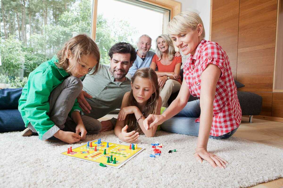 Игра большая семья. Семья играет в настольные игры. Настольная игра «о семье». Дети с родителями. Люди играющие в настольные игры.