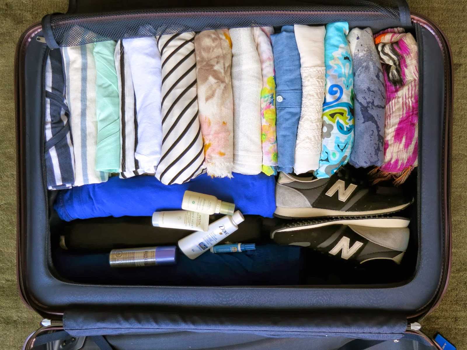 Как складывать вещи в шкафу: лучшие идеи для идеального порядка по методу конмари. как организовать хранение одежды в шкафу на полках?