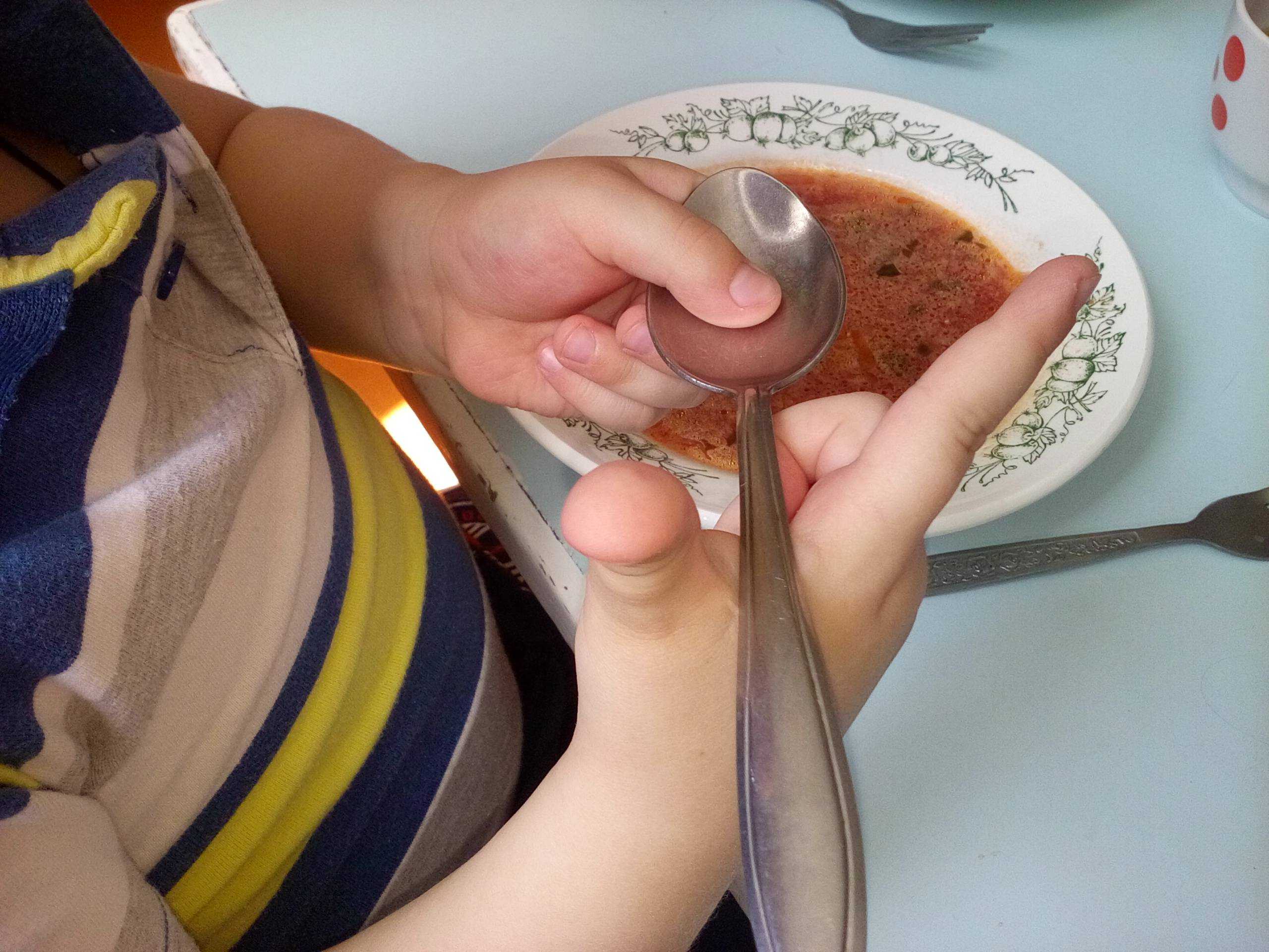 Когда и как научить ребенка кушать ложкой самостоятельно?