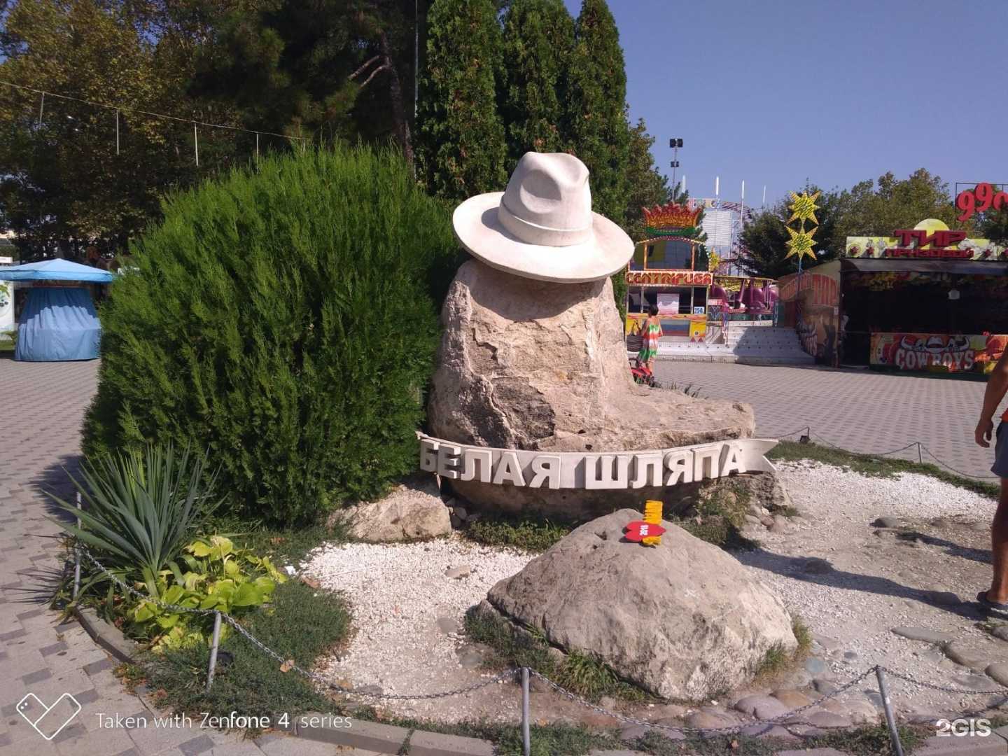 Памятник шляпа. Памятник белой шляпе в Анапе. Анапа шляпа памятник. Белая шляпа Анапа. Анапа набережная шляпа.