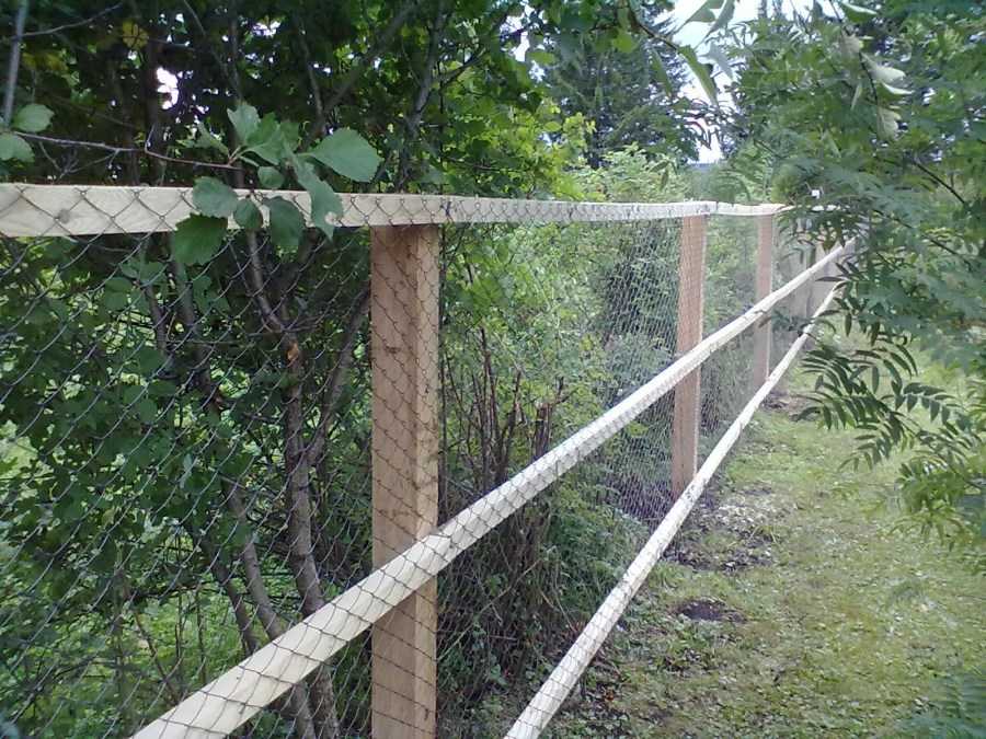 Забор из сетки рабицы своими руками — пошаговая инструкция