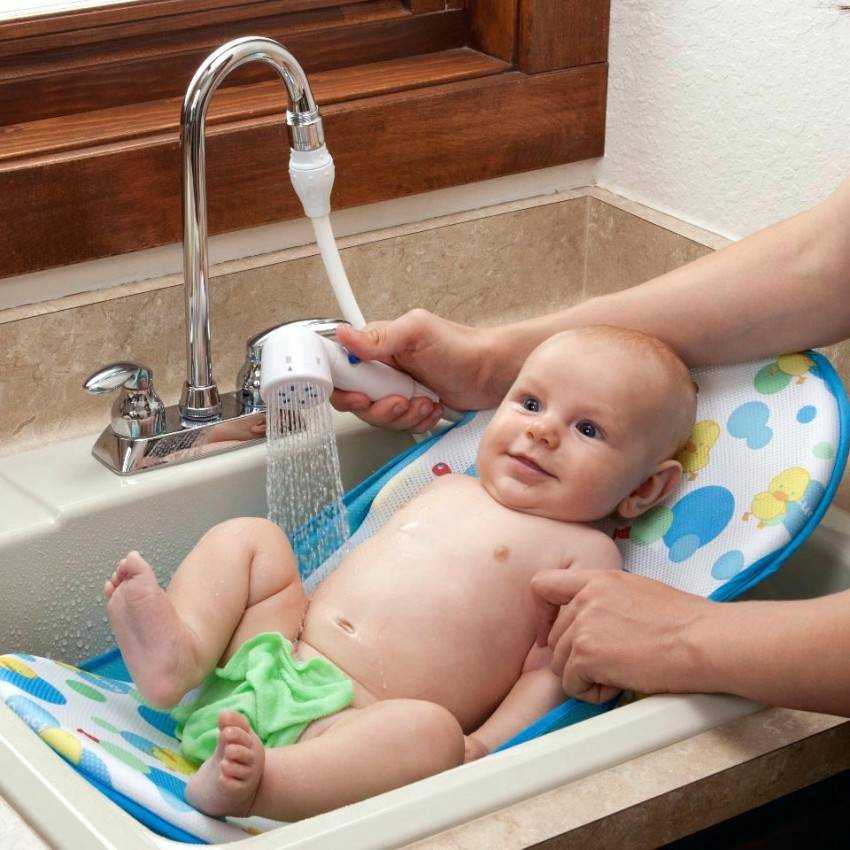 Каким лучше подмываться. Раковина для подмывания младенцев. Подмывание новорожденного. Подмывание новорожденной девочки. Подмывание новорожденного мальчика.