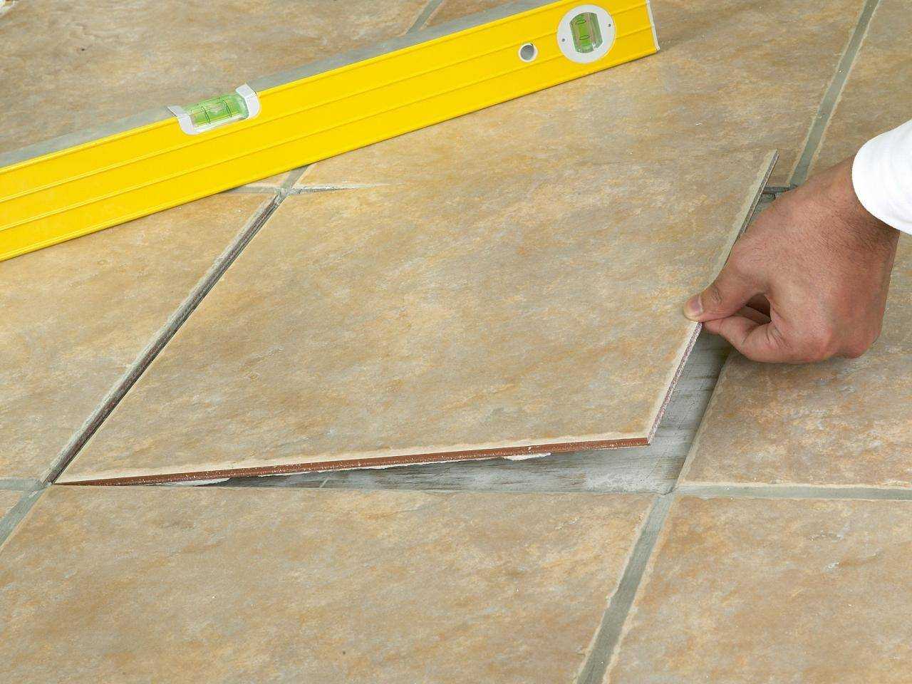 Как правильно класть плитку на пол: пошаговая инструкция укладки своими руками