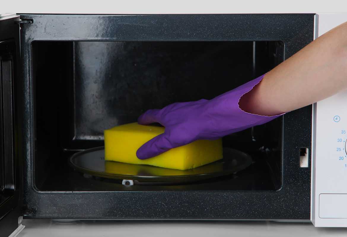 Как быстро помыть микроволновку внутри: несколько эффективных способов очищения печи в домашних условиях