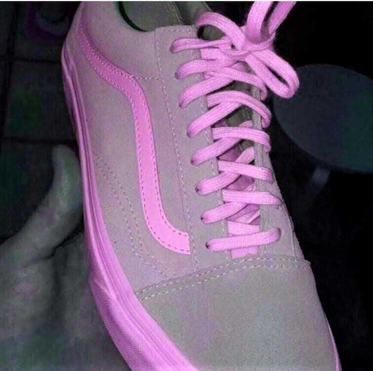 Какого цвета эти кроссовки? серо-голубые или бело-розовые?