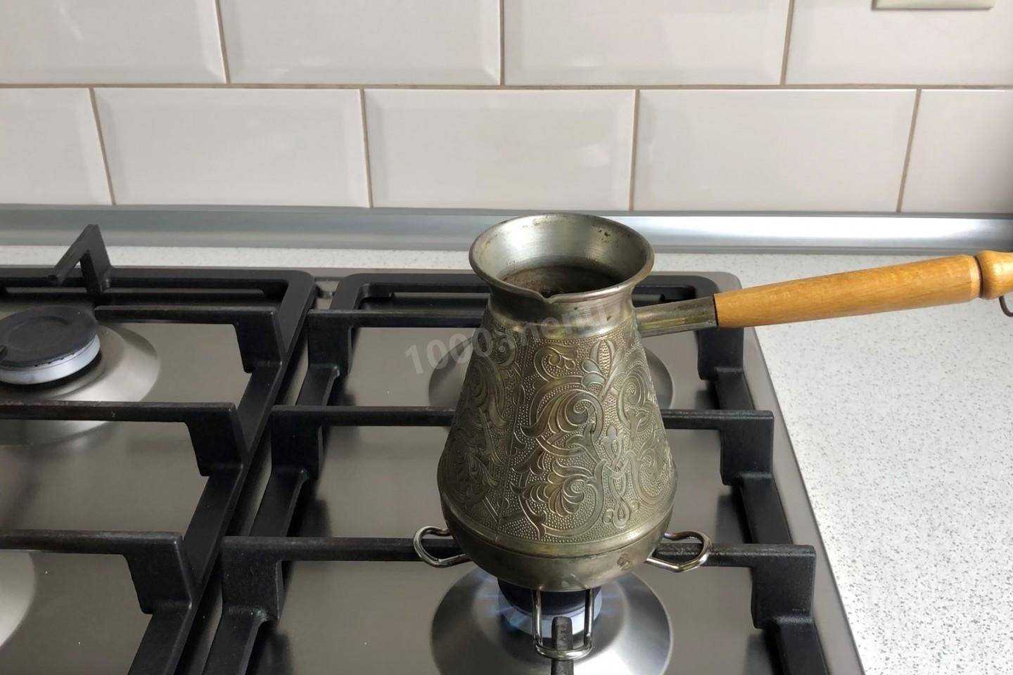 Как варить кофе в кастрюле и ковшике: можно ли заварить молотый на газовой или электрической плите, как правильно это делать в домашних условиях? рецепт и пропорции